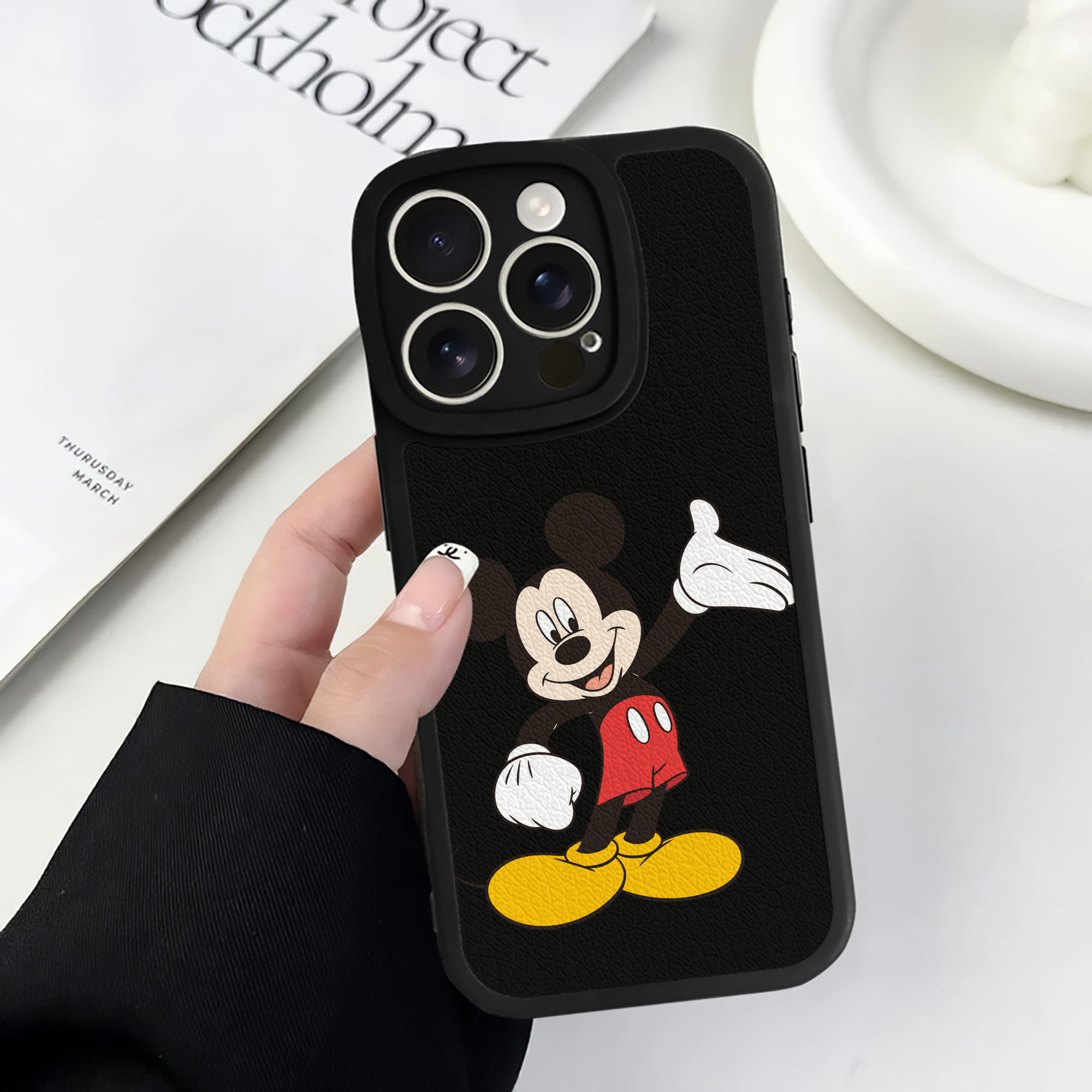 （画像用） ミッキーマウス Mickey Mouse 【iPhone 16シリーズ対応】シリコンスマホケース（レザー調） 材質：シリコン